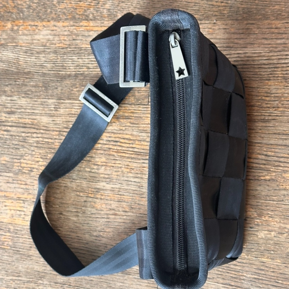 Original Harvey’s Seatbelt Crossbody Bag - Picture 5 of 9